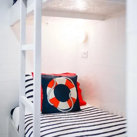 Ferrel Surf House 旅馆 *